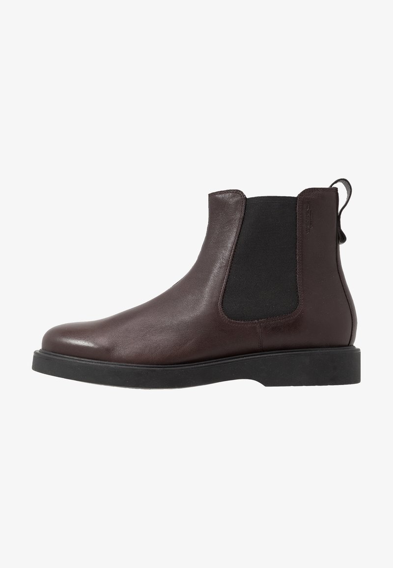 Botte Chelsea en cuir marron foncé avec panneau latéral élastique noir, semelle noire et languette au dos.