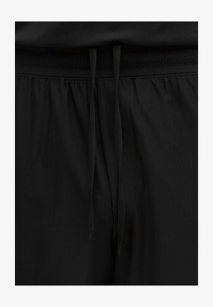 Sorte atletikshorts med elastisk taljebånd med tekstureret bånd, bundet med flade snore for en sikker pasform.