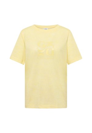 Lysegul T-shirt med korte ærmer og rund halsudskæring med subtil blank tryk foran i midten og et lille brandlabel indeni kraven.