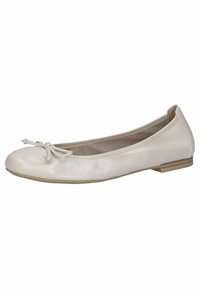 Ballerine in pelle beige chiaro con punte arrotondate, un sottile dettaglio a fiocco e un tacco basso. Texture liscia con una finitura leggermente stropicciata.