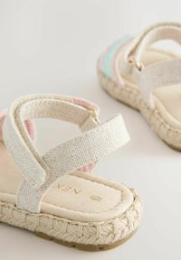 Sandales en tissu beige pour enfants avec semelles en espadrille tissées et sangles Velcro réglables, taille 19.