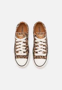 Leinwand-Sneaker mit Leopardenmuster in Braun und Schwarz, weißen Schnürsenkeln und einer Gummisohle mit klassischem rundem Zehen-Design.