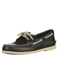 Schwarze Lederbootsschuhe mit Schnürsenkeln, hellfarbige Gummisohle, sichtbare Naht entlang der Kante und Metallösen für die Schnürsenkel.
