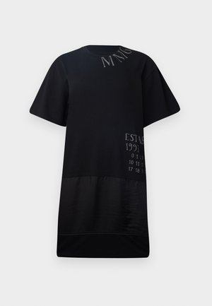 Melna T-krekls ar īsām piedurknēm, ar gludu tekstūru, brīvu piegriezumu un pelēku drukātu tekstu uz priekšpuses un apakšējās daļas.