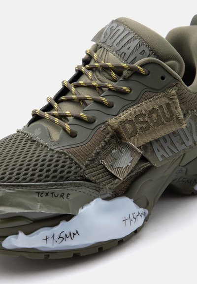 Baskets vert olive avec mesh texturé, lacets en corde, bande velcro étiquetée "DSQUARED2" et semelle blanche présentant des patchs marqués "+1.5MM" et "TEXTURE".