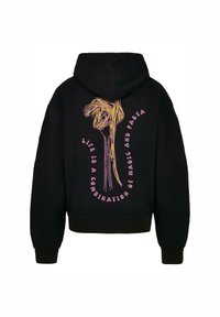 Felpa nera con un grafico colorato di pasta e la scritta "La vita è una combinazione di magia e pasta" in rosa e giallo.