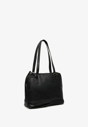 Bolso de cuero negro con doble asa para el hombro, forma rectangular y cierre de cremallera, mostrado sobre un fondo blanco.