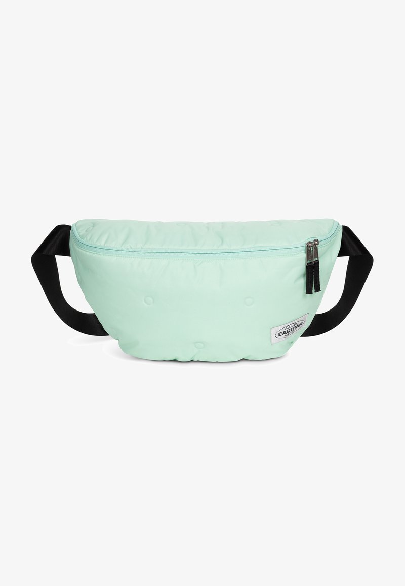 Sac banane de couleur menthe claire en tissu matelassé, doté d'une fermeture éclair, d'un patch logo et d'une sangle ajustable noire.
