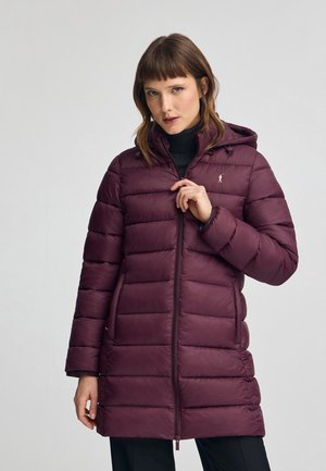 Doudoune bordeaux avec capuche, fermeture éclair et panneaux cousus. Présente des accents en bouton et une texture lisse et brillante.