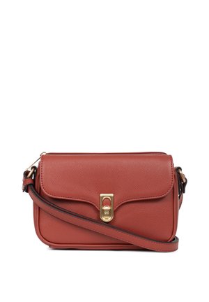 Rode leren schoudertas met een gestructureerd oppervlak, gouden hardware en een sluiting met flap aan de voorkant. Voorzien van een afneembare donkere schouderband.