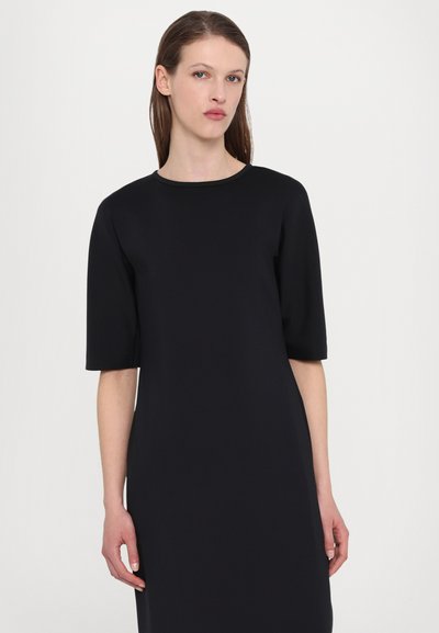 Schwarzes Kleid mit kurzen Ärmeln, Rundhalsausschnitt, aus glattem Stoff, mit minimalistischer Gestaltung und gerader Silhouette.
