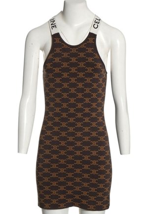 Robe marron moulante sans manches avec motif logo beige répété et bretelles élastiques blanches avec le texte "CELINE" sur un mannequin blanc.