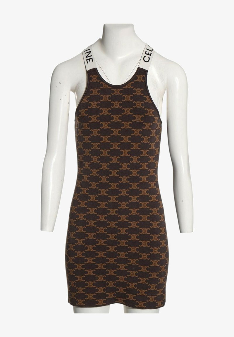 Robe marron moulante sans manches avec motif logo beige répété et bretelles élastiques blanches avec le texte "CELINE" sur un mannequin blanc.