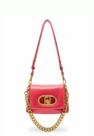 Rote Lederhandtasche mit strukturiertem Finish, ausgestattet mit einem goldfarbenen Kettenriemen und einem ovalen Verschluss. Kompakte rechteckige Form.