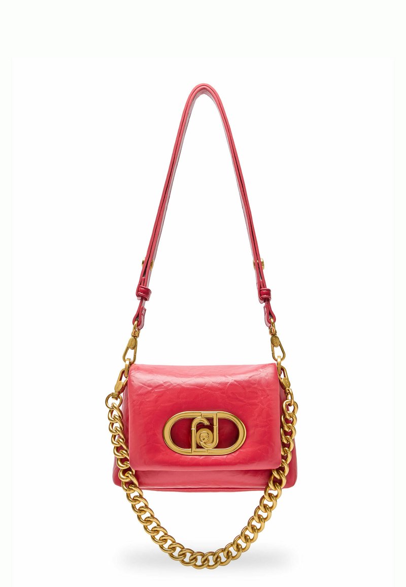 Rote Lederhandtasche mit strukturiertem Finish, ausgestattet mit einem goldfarbenen Kettenriemen und einem ovalen Verschluss. Kompakte rechteckige Form.