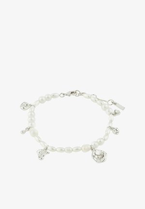 Balto perlų apyrankė su sidabro akcentais, kurią sudaro įvairių formų karoliukai ir žavesio pakabukai, užsegama metaliniu užsegimu.