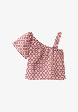 Bluza roz croită, cu model floral mic, o mânecă scurtă și o bretea pe umăr pe fundal alb.