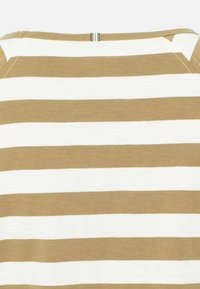 Pull tricot à rayures horizontales beige et blanches avec un large col rond et un petit détail de couture au centre du dos.