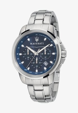 Maserati horloge met een zilveren roestvrijstalen armband, blauwe wijzerplaat, tachymeterschaal en drie subdials. Beschikt over hoekige uurmarkeringen en een datvenster.