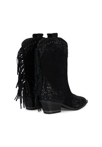 Stivali da cowboy in suede nero con dettagli in frange, motivi ricamati lungo il gambo e tacco basso a blocco. Presenti embellishments testurizzati.