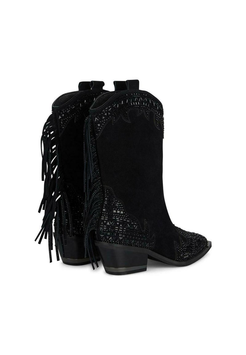 Czarne zamszowe kowbojki z frędzlami, haftowanymi wzorami wzdłuż cholewy oraz niskim obcasem. Obecne teksturowane zdobienia.