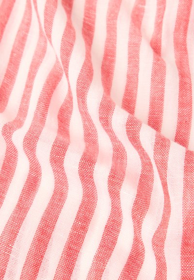 Μαλακό ύφασμα με κάθετες εναλλασσόμενες κόκκινες και λευκές υφαντές ρίγες, που εμφανίζει διακριτικές πτυχώσεις και υφή.