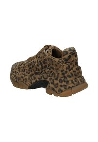 Sneaker con stampa leopardata in suede marrone e nero, dotata di una tomaia texturizzata, suola in gomma spessa e colletto imbottito per il massimo comfort.