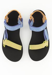 Sandales noires avec des brides colorées en bleu, jaune et orange. Caract éristiques : semelle intérieure texturée et fermetures ajustables pour un maintien sûr.