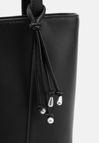 Borsa tote in pelle nera con coulisse intrecciate e perline decorative. Texture liscia e design minimalista con dettagli in argento.