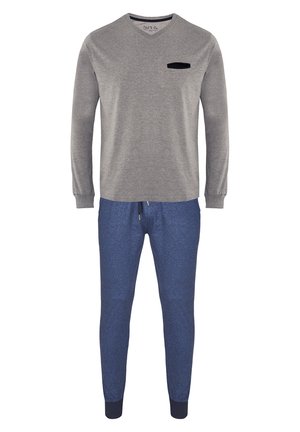 Graues Langarmhemd mit einer schwarzen Brusttasche, kombiniert mit blauen Jogginghosen mit strukturiertem Finish und elastischen Bündchen.