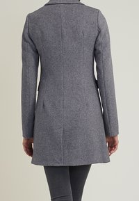 KIOMI Kort kappa / rock - mottled grey