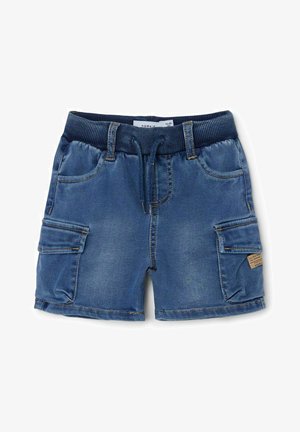 Jeans kratke hlače z modrim odtenkom, elastičen pas, vrvica in štiri žepe. Ima stranske cargo žepe in oznako iz tkanine.