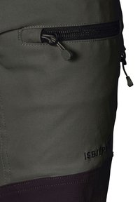 Mørkegrå udendørsbukser har en lynlåslomme, en glat tekstur og et kontrasterende mørkerødt panel i bunden med branding.