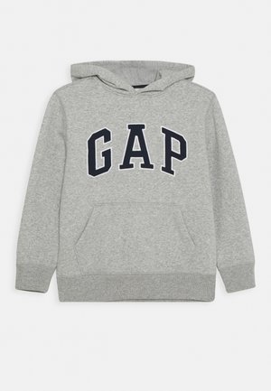 Sweat à capuche gris clair avec poche avant et grandes lettres noires "GAP" sur la poitrine.