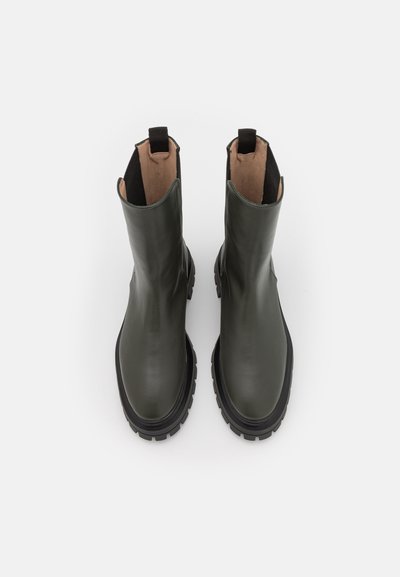 Stuart Weitzman BEDFORD BOOTIE - Enkellaarsjes met plateauzool - cargo green