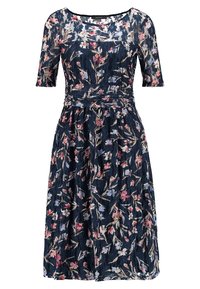 Marineblaues Blumenkleid mit kurzen Ärmeln, das eine taillierte Passform und einen fließenden Rock aufweist. Das Material hat ein strukturiertes, spitzenähnliches Muster mit farbenfrohen Blumen.