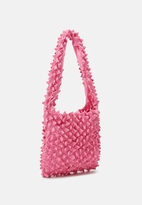 Borsa in tessuto rosa con un design texturizzato unico caratterizzato da forme a stella in rilievo, una tracolla morbida e arrotondata, e un'apertura superiore per un facile accesso.