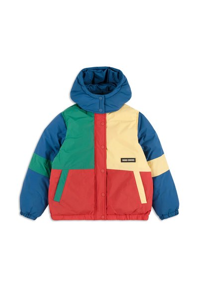 Giacca a vento multicolore con pannelli blu, verdi, rossi e gialli. Include un cappuccio, bottoni a pressione e tasche laterali.