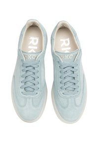 Jasnoniebieskie zamszowe sneakersy z okrągłym noskiem, sznurowanym zapięciem i białą gumową podeszwą. Posiadają wytłoczone logo na języku oraz miękką wyściółkę.