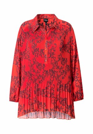 Červená blůza s plisovaným designem, zdobená černými abstraktními textovými vzory, dlouhými rukávy, límečkem na knoflíky a zakřiveným lemem.