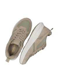Beige suede en mesh sneakers met een witte textuur sole, met een gevoerde tong, veters en een kleine trekkleding aan de hiel.