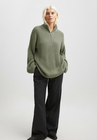 NA-KD Džemper - khaki