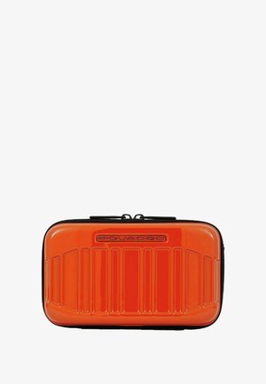 Oranje harde koffer met verticale groeven, zwarte rits en "Piquadro"-logo op de voorkant. Gladde, glanzende afwerking.