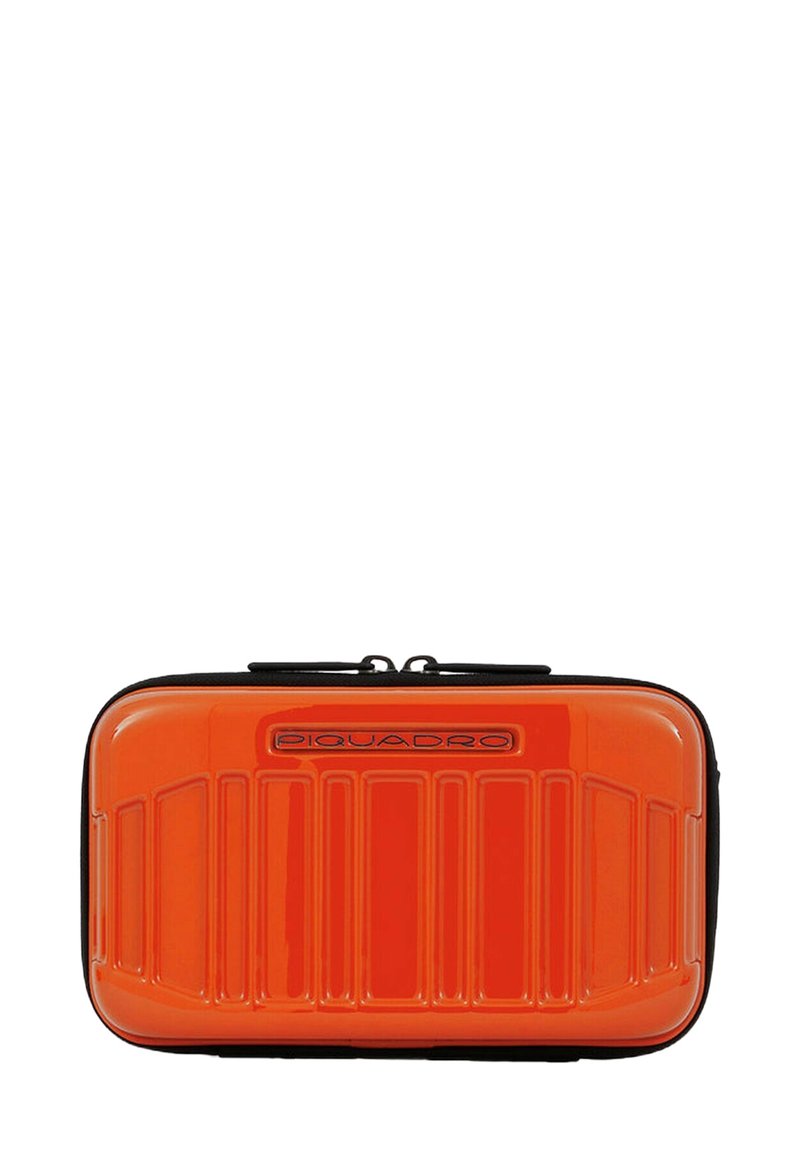 Custodia rigida arancione con scanalature verticali, cerniera nera e marchio "Piquadro" sul davanti. Finitura liscia e lucida.