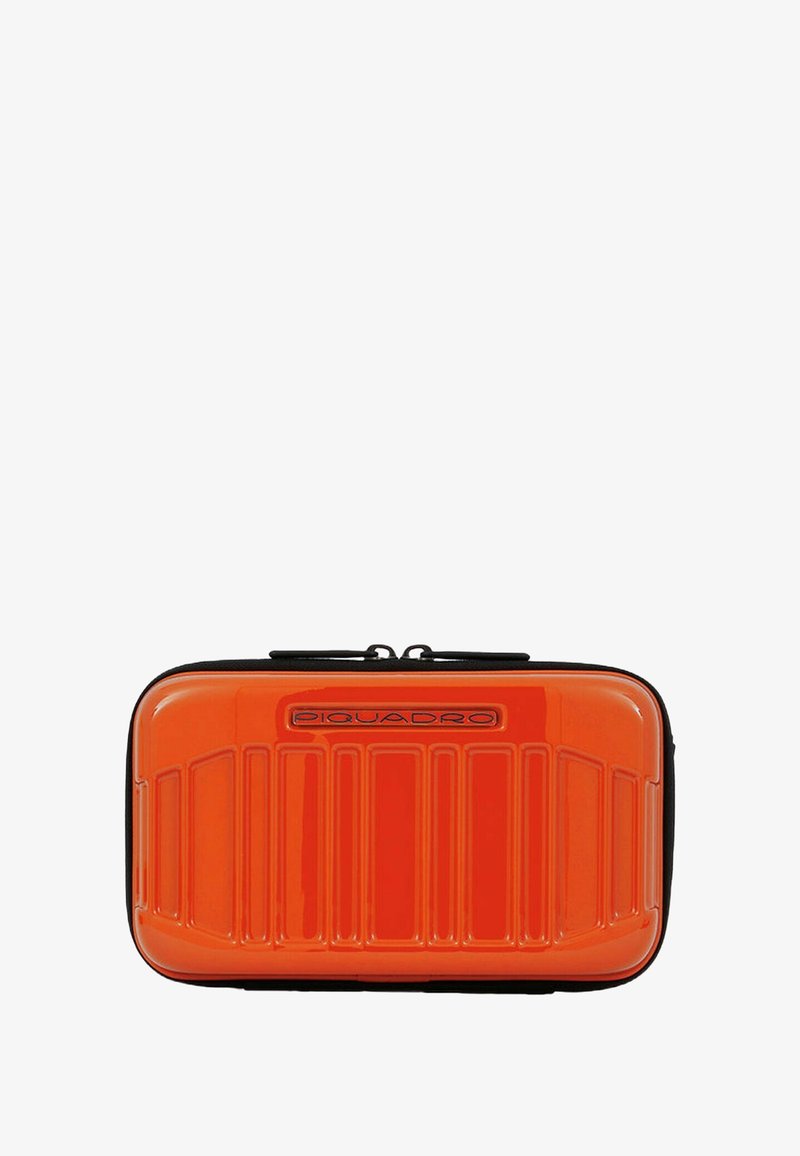 Custodia rigida arancione con scanalature verticali, cerniera nera e marchio "Piquadro" sul davanti. Finitura liscia e lucida.