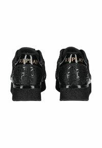 Sneaker nere con una parte superiore liscia, tallone testurizzato, motivo logo in rilievo e accenti lucidi. Caratterizzati da una suola spessa e testurizzata per una buona aderenza.