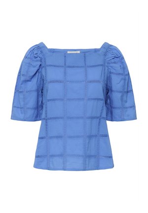 Plava bluza kratkih rukava s kvadratnim izrezom, naduvanim rukavima i uzorkom rešetke od otvorenog čipkanog detalja.