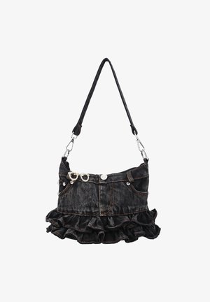 Schwarze Denim-Handtasche in Form eines Rocks mit gerafftem Saum, vorderen Taschen, Gürtelschlaufen, silbernem Knopf und einem einzelnen verstellbaren Schulterriemen.