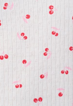 Witte stof met kleine rode kersenparen en lichtroze bladeren, met een verticale geribbelde textuur en kleine diamantvormige breipatronen.