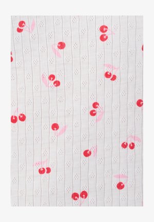 Tela blanca con pequeños pares de cerezas rojas y hojas de rosa claro, con textura acanalada vertical y pequeños patrones de punto en forma de diamante.